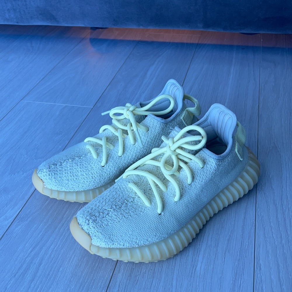 Yeezy shoes size 4 in men’s. Great condition
